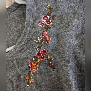 H&M Mama Maternity gray shirt with floral embroidery